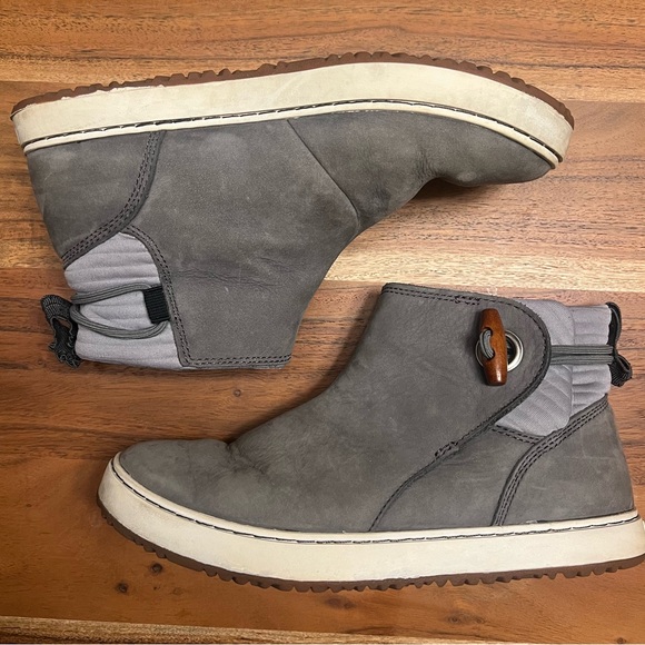 L.L. Bean Mountainside Toggle Boots - Picture 2 of 12